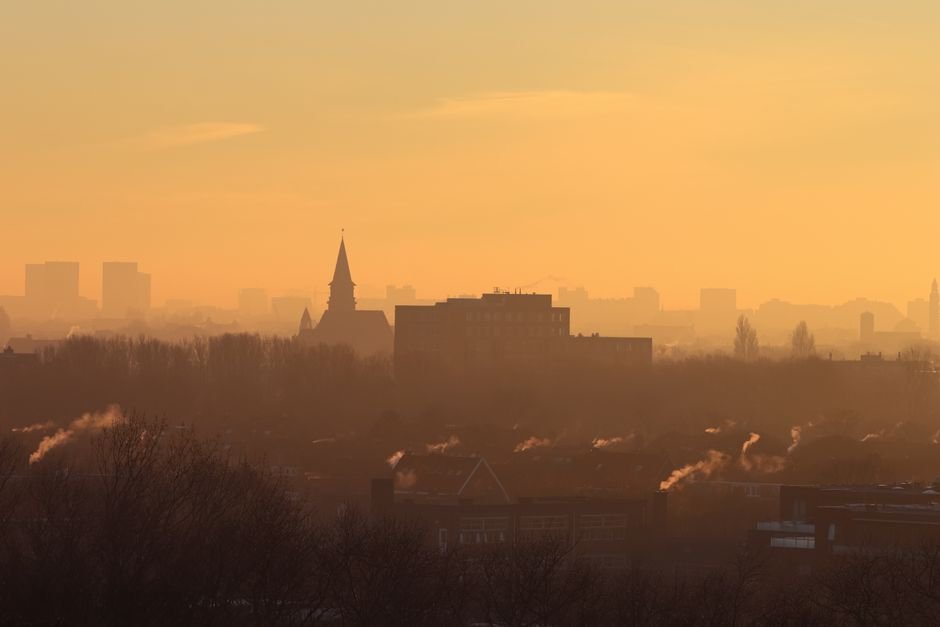 Hazy skyline of a US city blanketed in thick smoke from Canadian wildfires