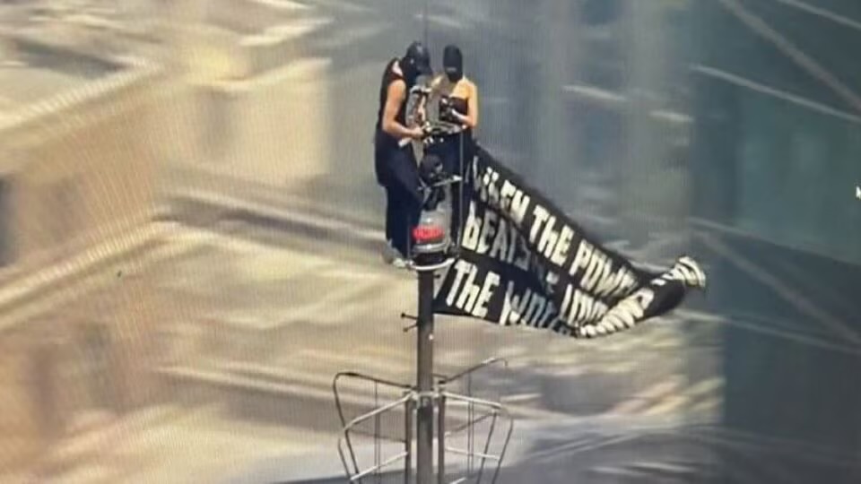 Love at 1,454 Feet Ends in Handcuffs: Couple Arrested After Daring Empire State Building Proposal Stunt