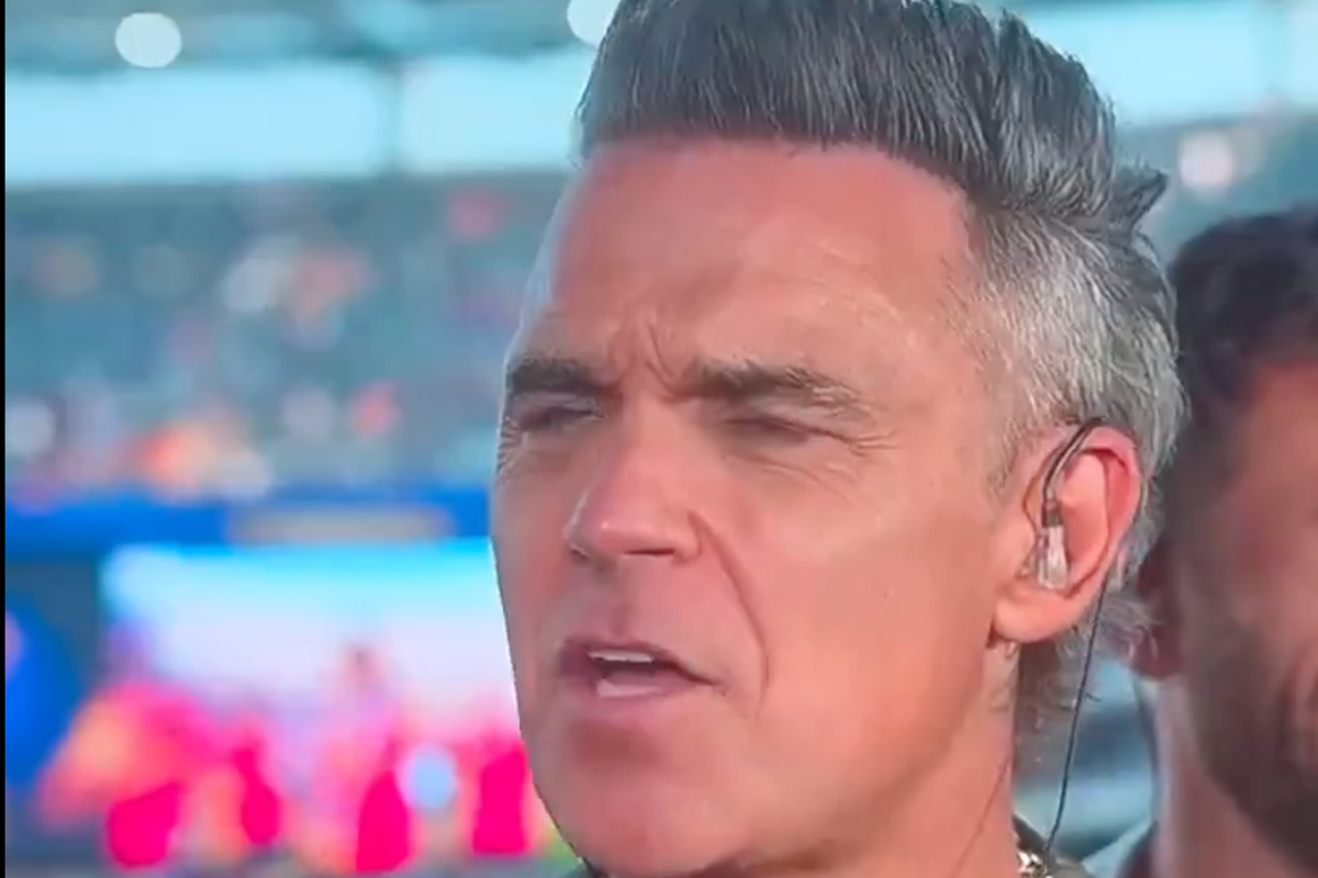 Robbie Williams performing at World Cup closing ceremony before TV incident