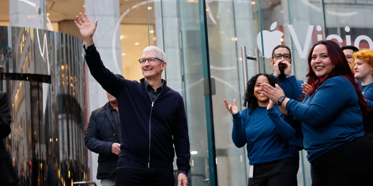Apple stock chart showing shares leading the Magnificent Seven with a 25% year-to-date gain
